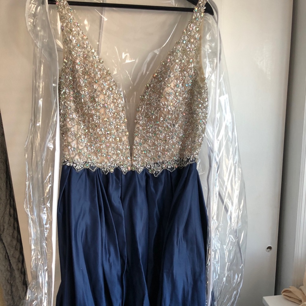 Prom dress - Picture 2 of 4